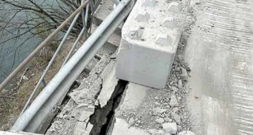 Una nuova frana sul cantiere di Mezzolago: due macigni da quaranta tonnellate cadono sulla Ss240