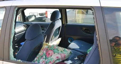 Litigano e lasciano la neonata (positiva alla cocaina) in auto: una passante la salva