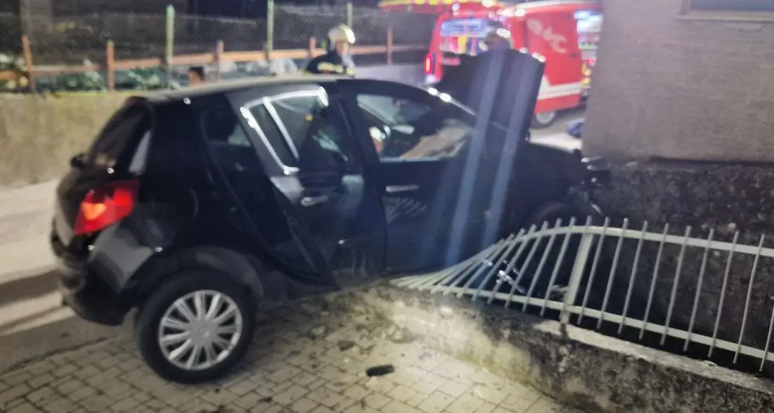 Levico Terme, auto sfonda una ringhiera e resta in bilico: un ferito