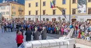 Tutta Malé in piazza, per vedere su maxischermo la partenza di AstroSamantha – VIDEO