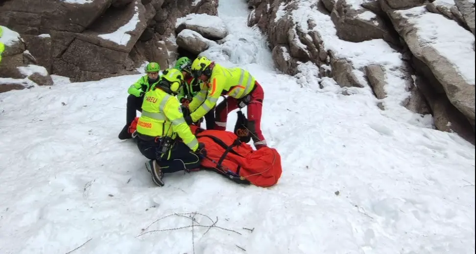 Precipita mentre scala la cascata di ghiaccio Regina del Lago in Val Daone, 28enne al S.Chiara