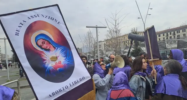 8 marzo:Napoli,su stendardo Madonna con pillola abortiva in mano