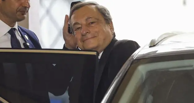 Draghi si è dimesso, Mattarella deve accettare la rinuncia, Spread in salita e Borsa ko