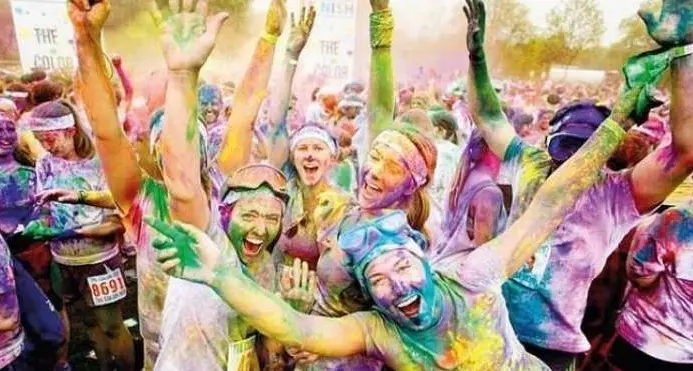 Duemila persone al via per la “Color Run”: ecco il percorso tutti i divieti per le auto