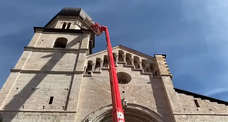 A cosa serve quella enorme autoscala che sta lavorando intorno al Duomo di Trento