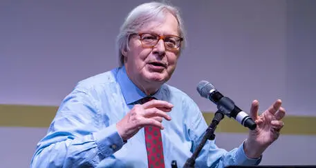 Sgarbi, volgarità e frasi sessiste durante l’intervento al MAXXI di Roma: è polemica