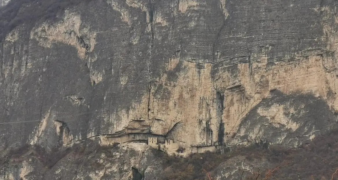 Mezzocorona, nuovo crollo del Monte, gigantesca frana sopra il castello di San Gottardo