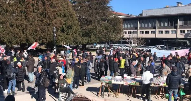 Manifestazione dei no pass a Trento, poi tutti al bar \"dissidente\" di Borgo per l'aperitivo