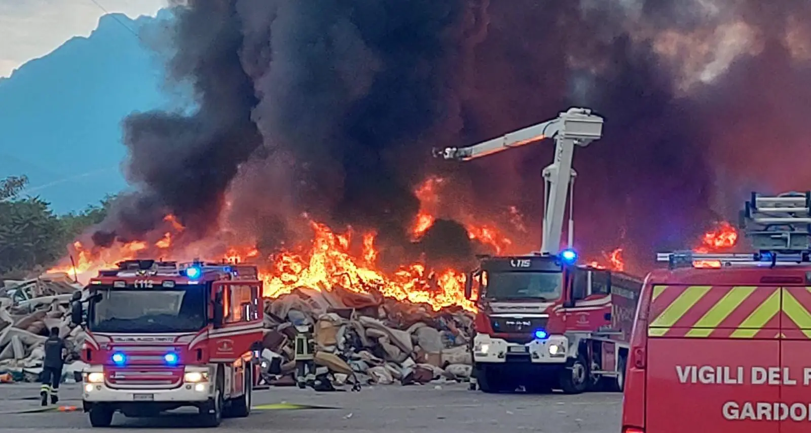 Incendio di Ischia Podetti: nessun pericolo per la diossina, analisi «confortanti», tranne che per l’insalata (ma basta «lavarla»)