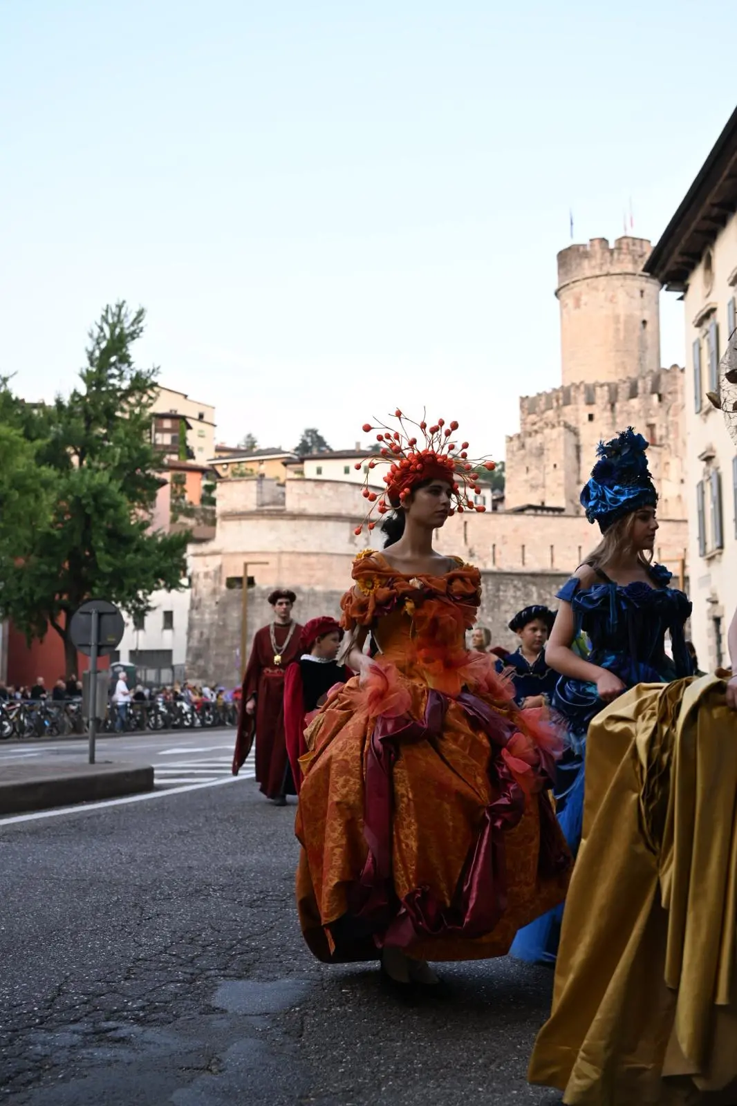 Feste Vigiliane, il Corteo Storico inaugura l’edizione 2026 tra storia e allegorie dei vizi. Le foto