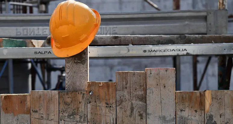 Un altro incidente sul lavoro, cade in cantiere a Molveno: è grave