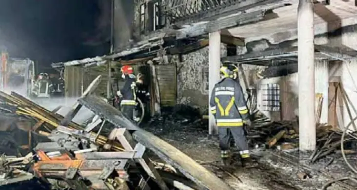 Prende fuoco nella notte la legnaia, anziana evacuata a Povo