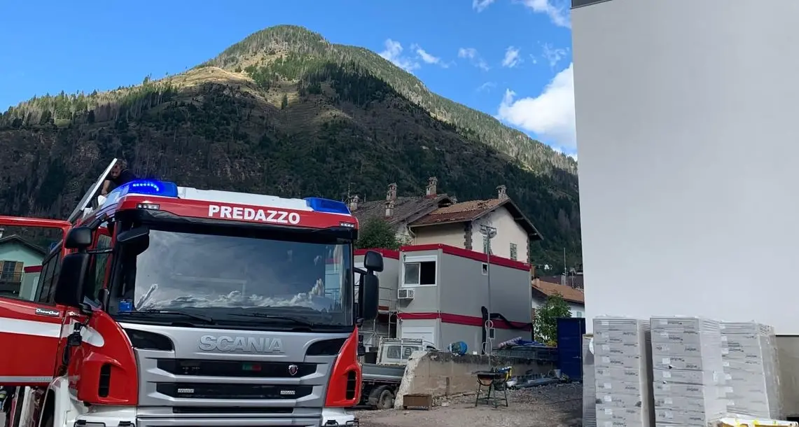Incendio nei container del cantiere olimpico di Predazzo, nessun ferito