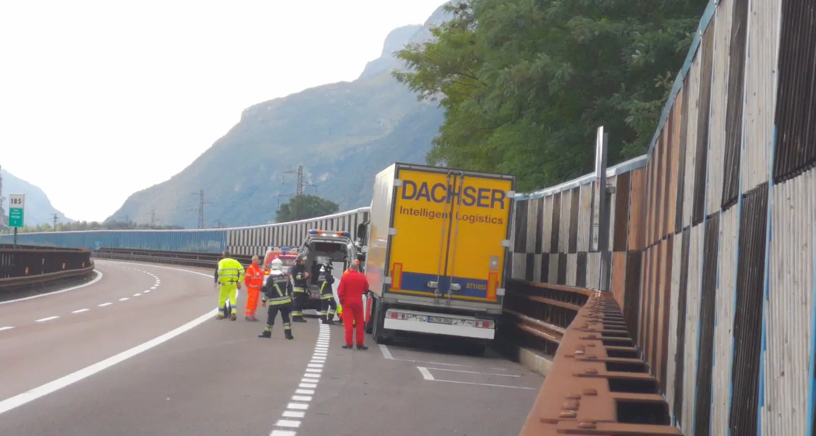 Si sente male in A22, ma riesce ad accostare il camion: portato in codice rosso al S.Chiara