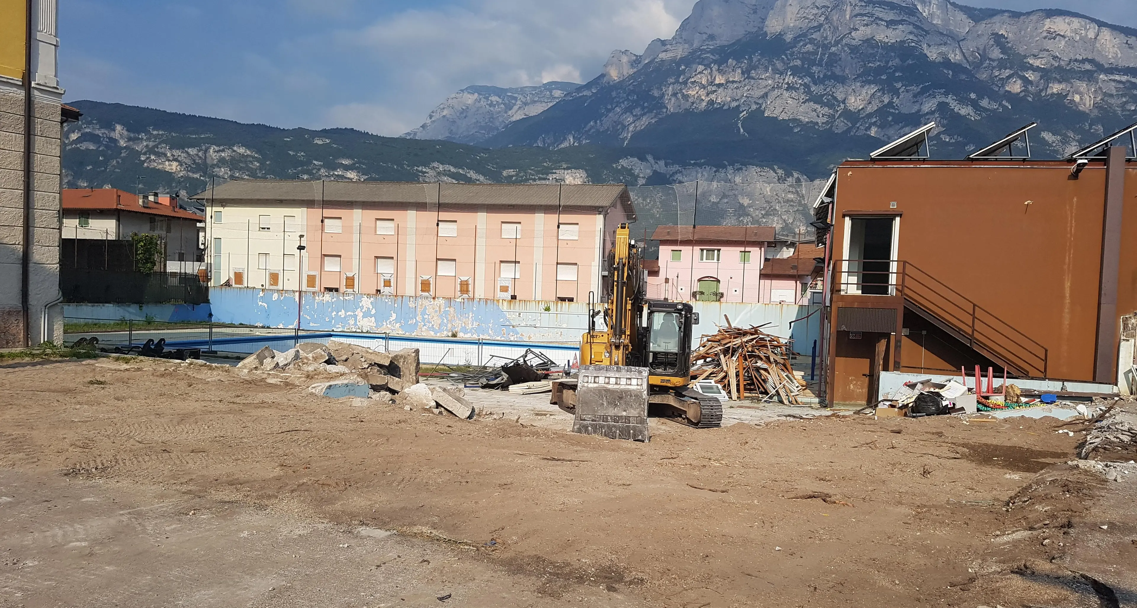 Lavis avrà la sua nuova piscina, via ai lavori, sarà pronta fra un anno
