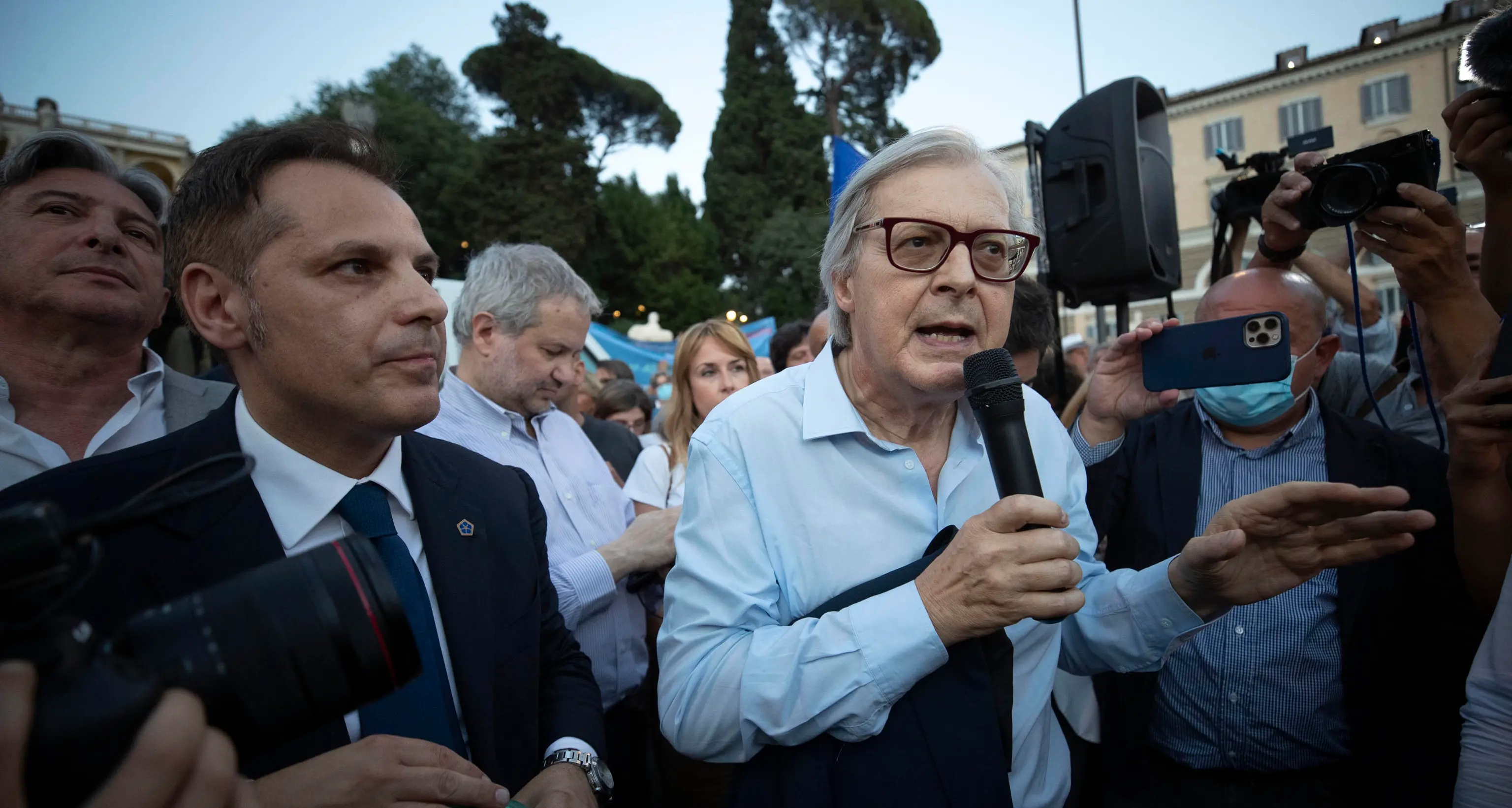 Manifestazione no-GreenPass, a Roma protagonista Vittorio Sgarbi: «Mi fate pena con i vostri GreenPass»