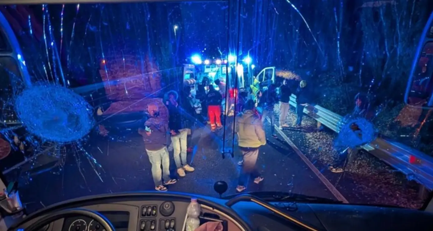 Assalto al pullman dei tifosi del Pistoia Basket: mezzo preso a sassate, muore un autista