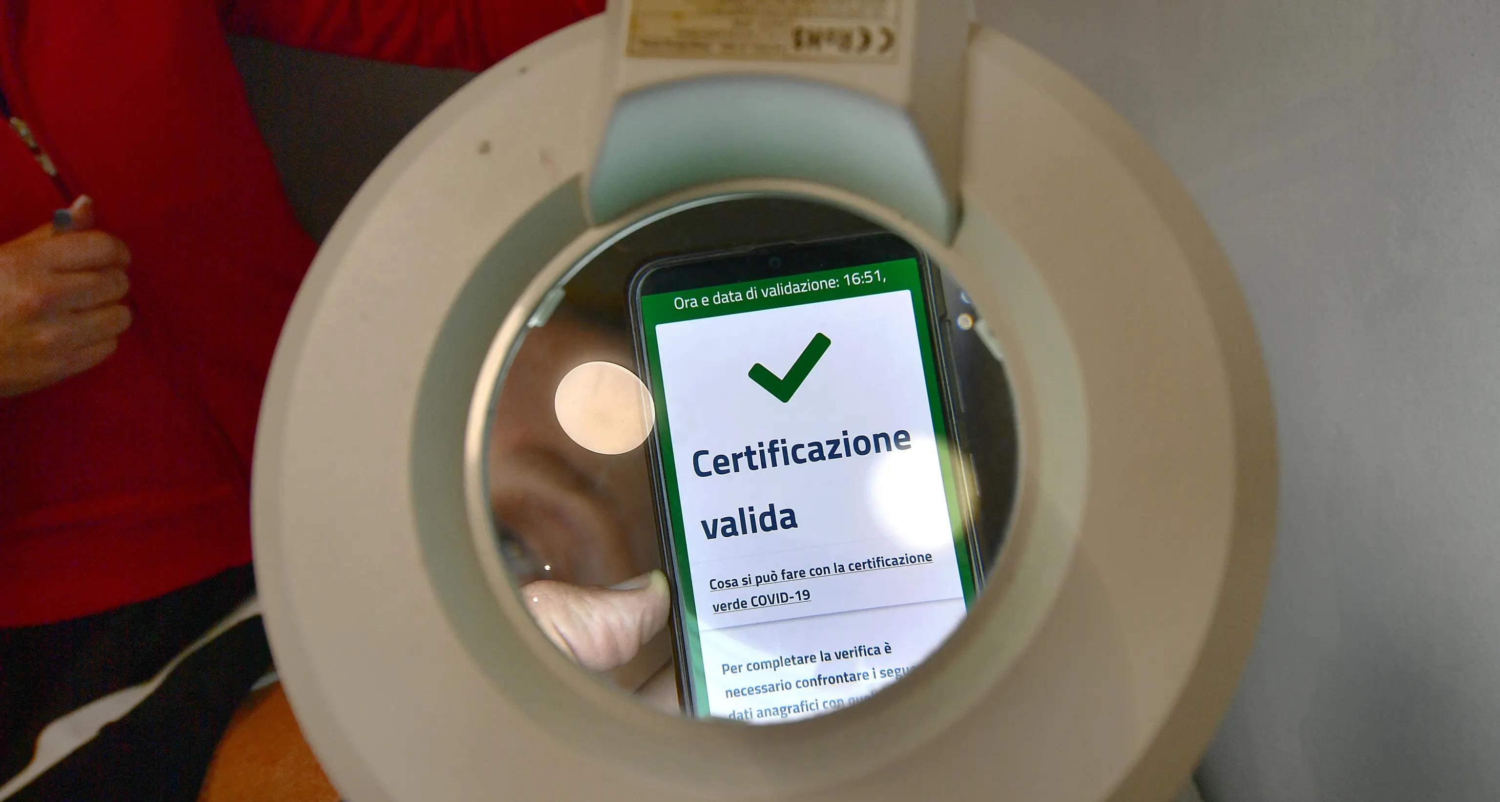 Dall’1 febbraio per entrare in tutti gli uffici pubblici occorre almeno il «green pass base» (quello ottenuto con i tamponi)
