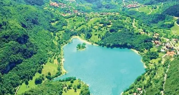Va in difficoltà nel lago di Tenno, un cinquantenne salvato dagli addetti di Spiagge sicure