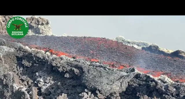 Etna: Ingv, attività stromboliana ed emissione flussi lavici