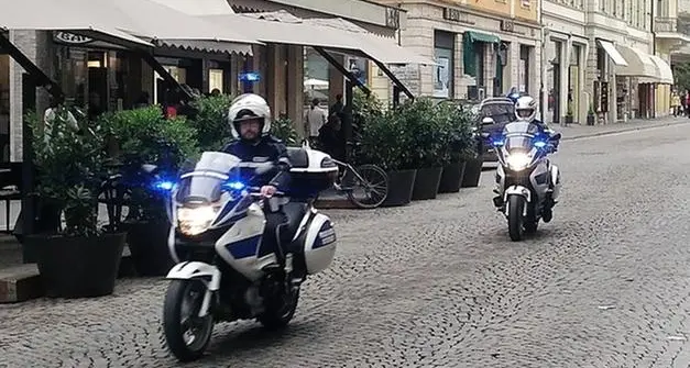 Neopatentato, scappa al posto di blocco: bloccato dai vigili, perde 69 punti di patente