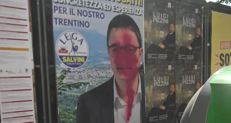 Un altro manifesto elettorale di Fugatti imbrattato, questa volta a Rovereto: esplode la rabbia della Lega
