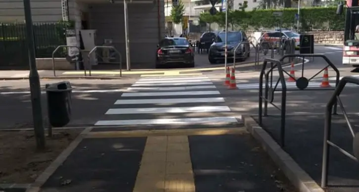 Passaggio pedonale per disabili «sbagliato», il Comune rimette a posto a tempo di record
