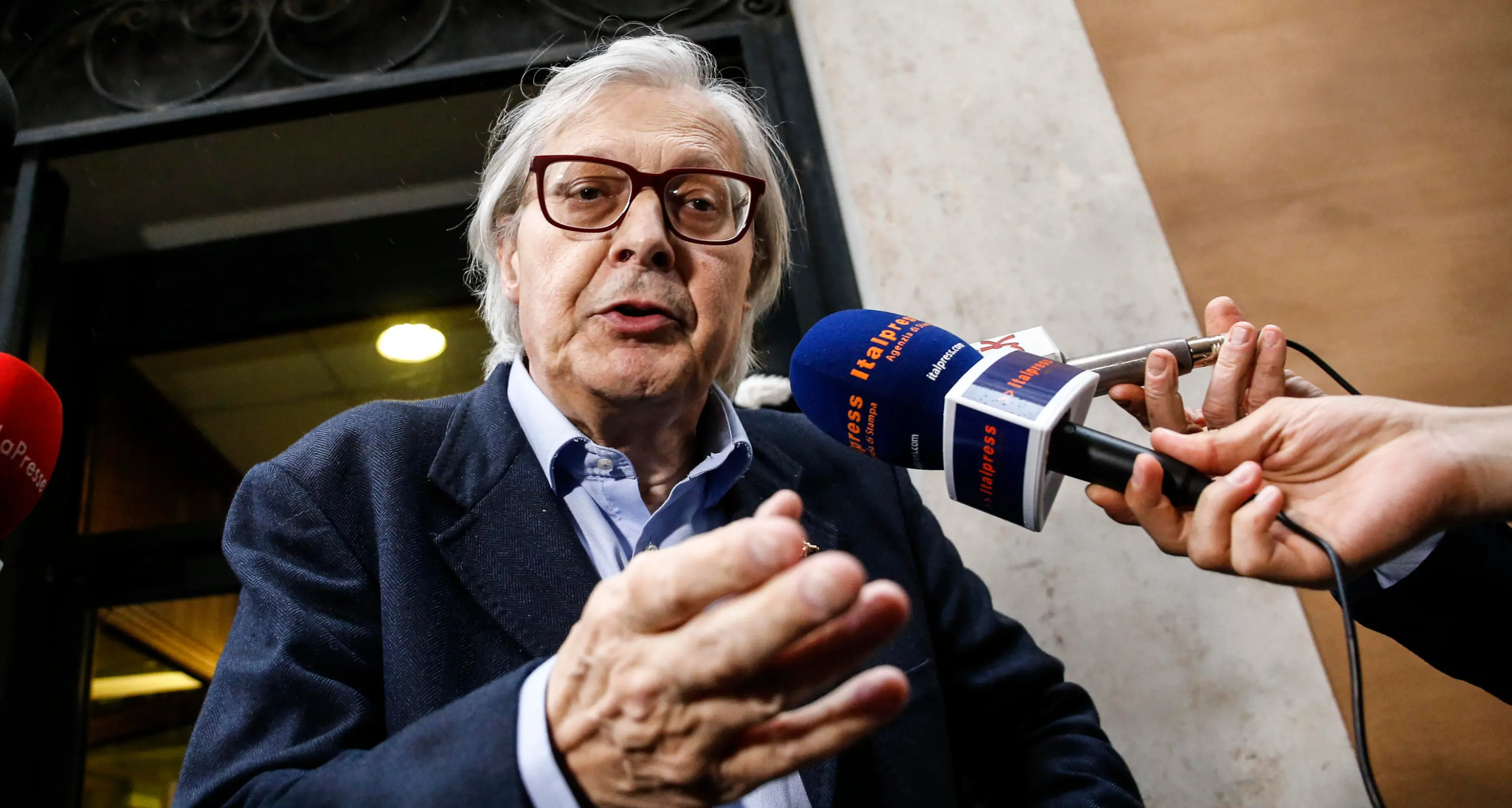 Vittorio Sgarbi pienamente prosciolto per la vicenda dei falsi quadri di De Dominicis