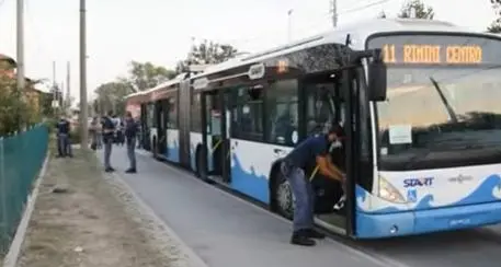 Rimini, senza biglietto sul bus: accoltella 4 persone. Bimbo in gravissime condizioni