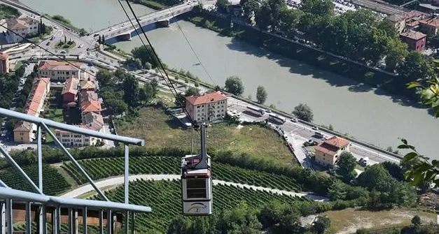Un fulmine ha messo fuori uso la funivia per Sardagna: attivati i bus sostitutivi