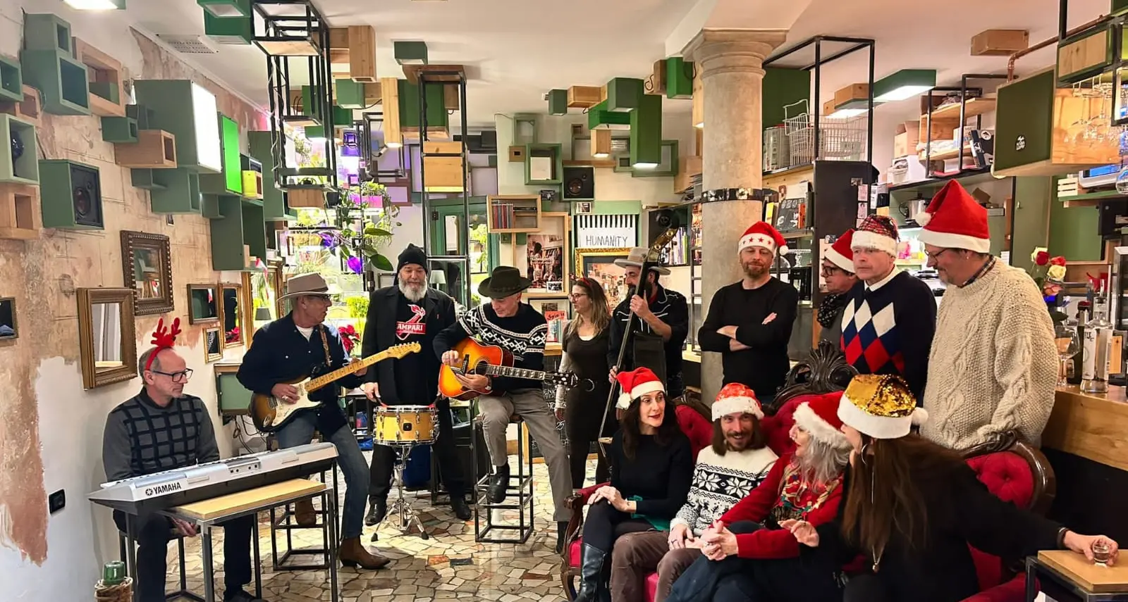 Il video natalizio di Johnny & The Silvers Bells, buone feste in musica da Trento