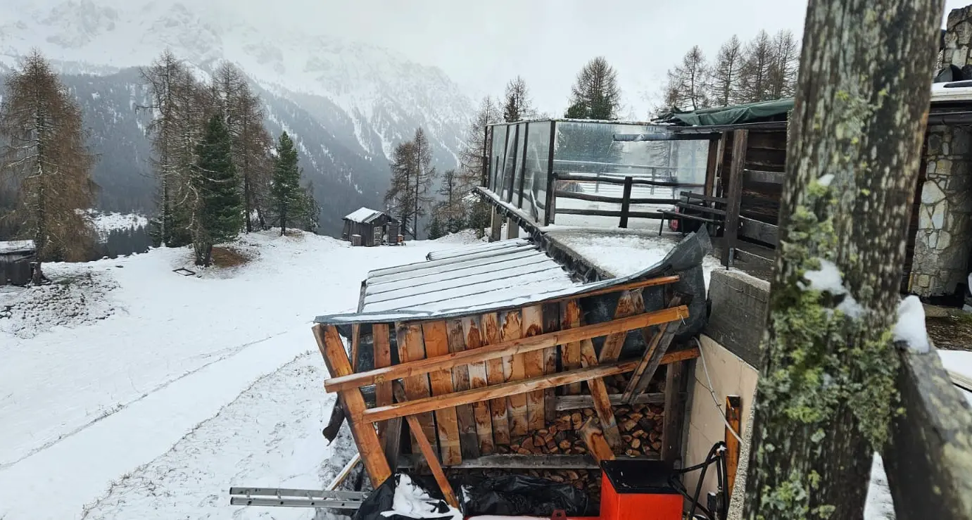 Allarme al rifugio Buffaure: il tetto trascinato via dal vento