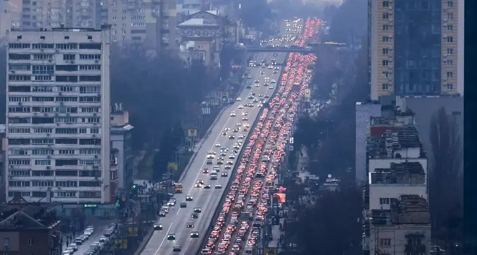 Kiev sotto i missili, lunghe code ai distributori e colonne di civili in fuga, Mosca colpisce le infrastrutture militari con i missili