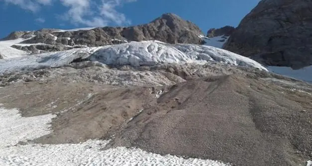 Allarme per il ghiacciaio della Marmolada, dimezzato in 25 anni: la superficie si è ridotta a 112 ettari
