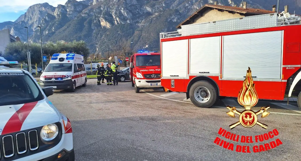 Scontro tra due auto a Riva del Garda, ferita una donna