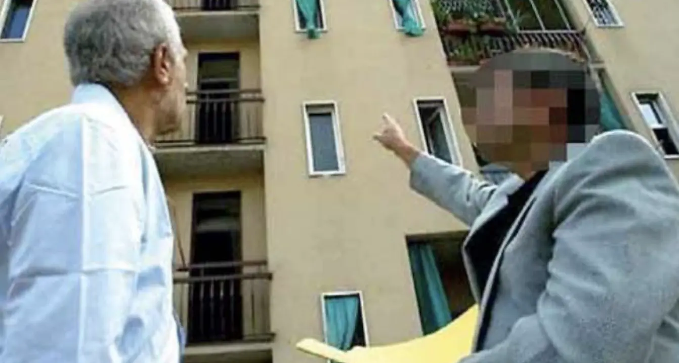 Rovereto: vicini registrati pure a letto, una donna a processo per stalking