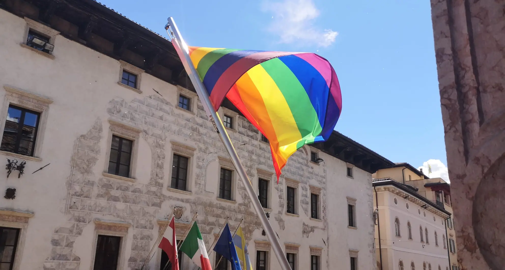 Trento, il Comune espone le bandiere anti-omofobia (e tifa per il ddl Zan)
