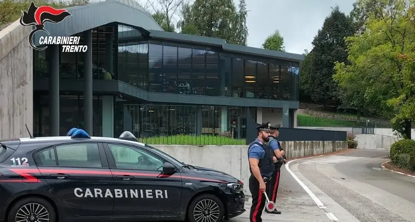 Aggrediscono un giovane filmando il pestaggio e fuggono ubriachi: denunciati due giovani