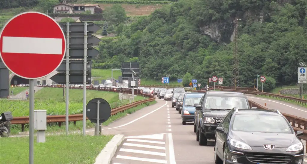 Gravissimo frontale a Loppio, soccorsi in azione, la statale è bloccata