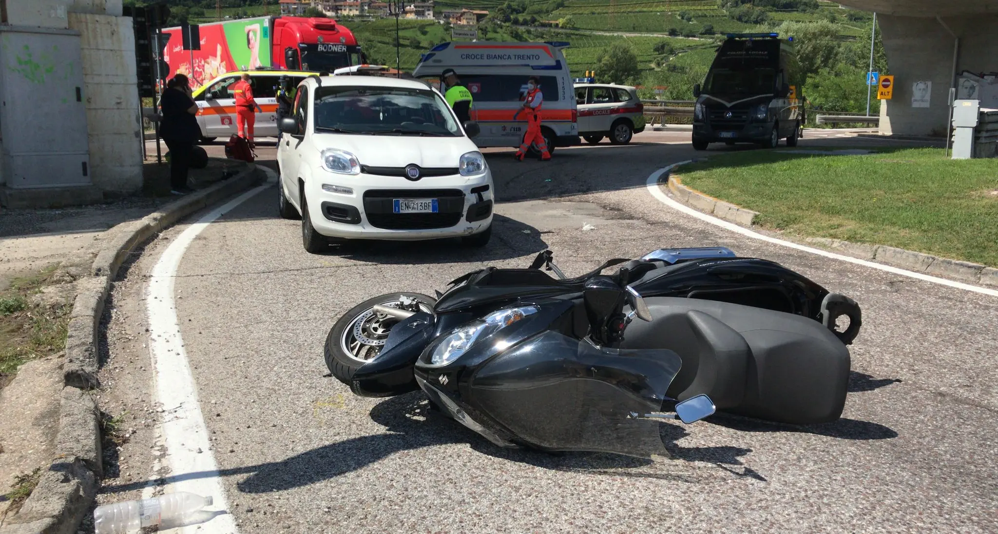 Scontro al cavalcavia di Ravina, grave un motociclista investito da una Panda