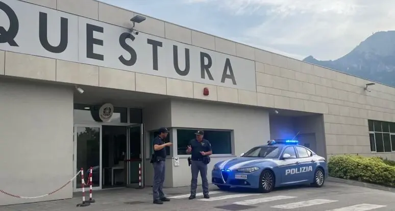 Droga e banconote false nello zaino e casa, arrestato un pluripregiudicato