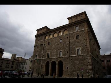 Interno di uffici comunali con prese elettriche su pareti, tecnici al lavoro per bonifica, corridoi di palazzo amministrativo
