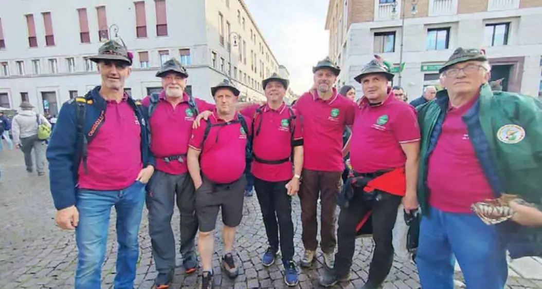 Adunata di Udine, tutti pronti per la sfilata: alpini di Pozza e Pera con gli sci in spalla