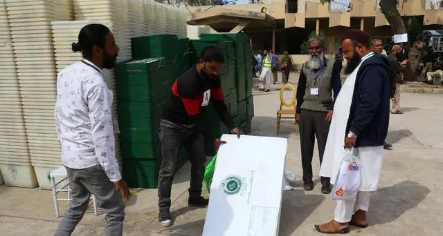 Pakistan: alla vigilia del voto 27 morti in due esplosioni