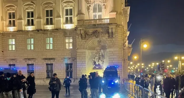 Green pass: piazza Unità blindata per manifestazione No vax
