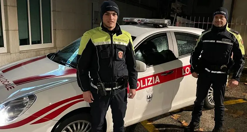 Vagava per Mezzolombardo chiedendo aiuto in tedesco: la Polizia Locale rintraccia i genitori, era scomparso in Germania dal 28 ottobre