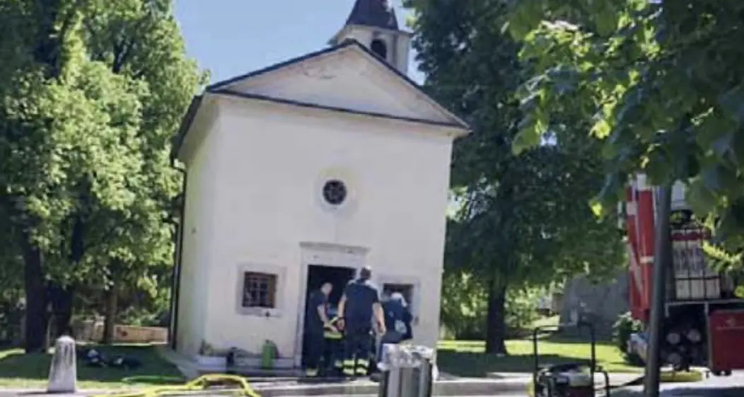 Incendio in chiesa a Tierno, danneggiati gli affreschi: si indaga sulle cause