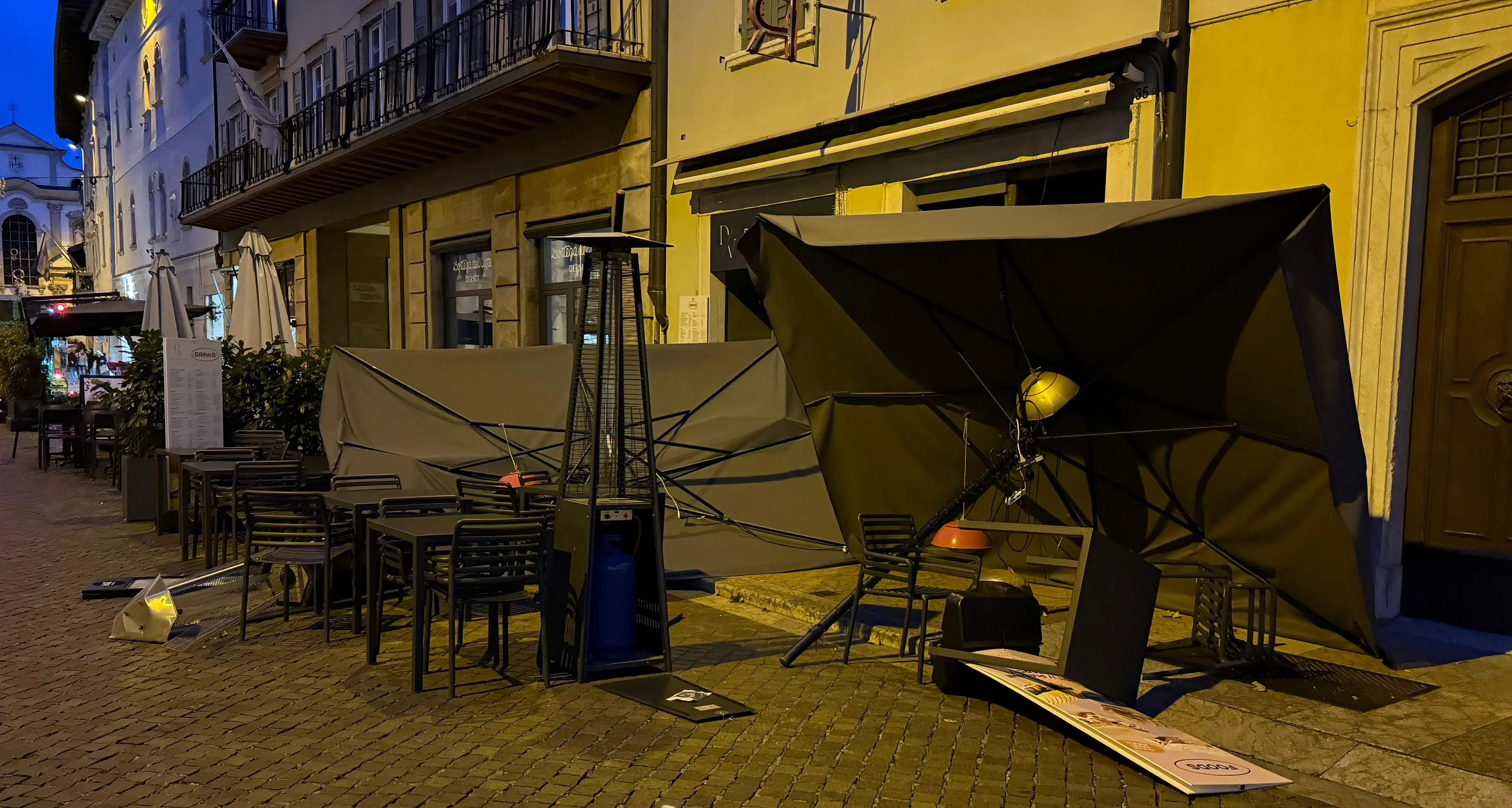 Raffiche di vento forte da nord in quota e föhn in valle: a Trento danni ai tavolini esterni dei bar