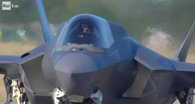 Che festa per le Frecce Tricolori: il saluto al Presidente Mattarella lo fa il comandante trentino Vigilio Gheser su un caccia F35