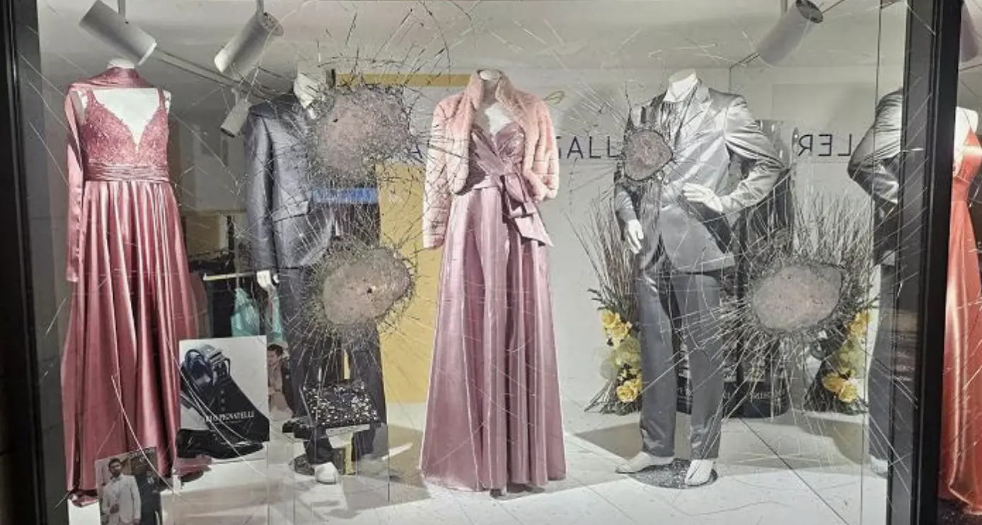 Fashion Gallery presa di mira: vetrine danneggiate da un giovane con un palo